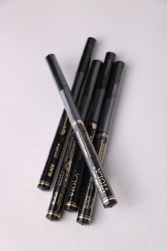 خط چشم ماژیکی ویولا؛ خطی دقیق، مشکی عمیق و بدون پخش شدن